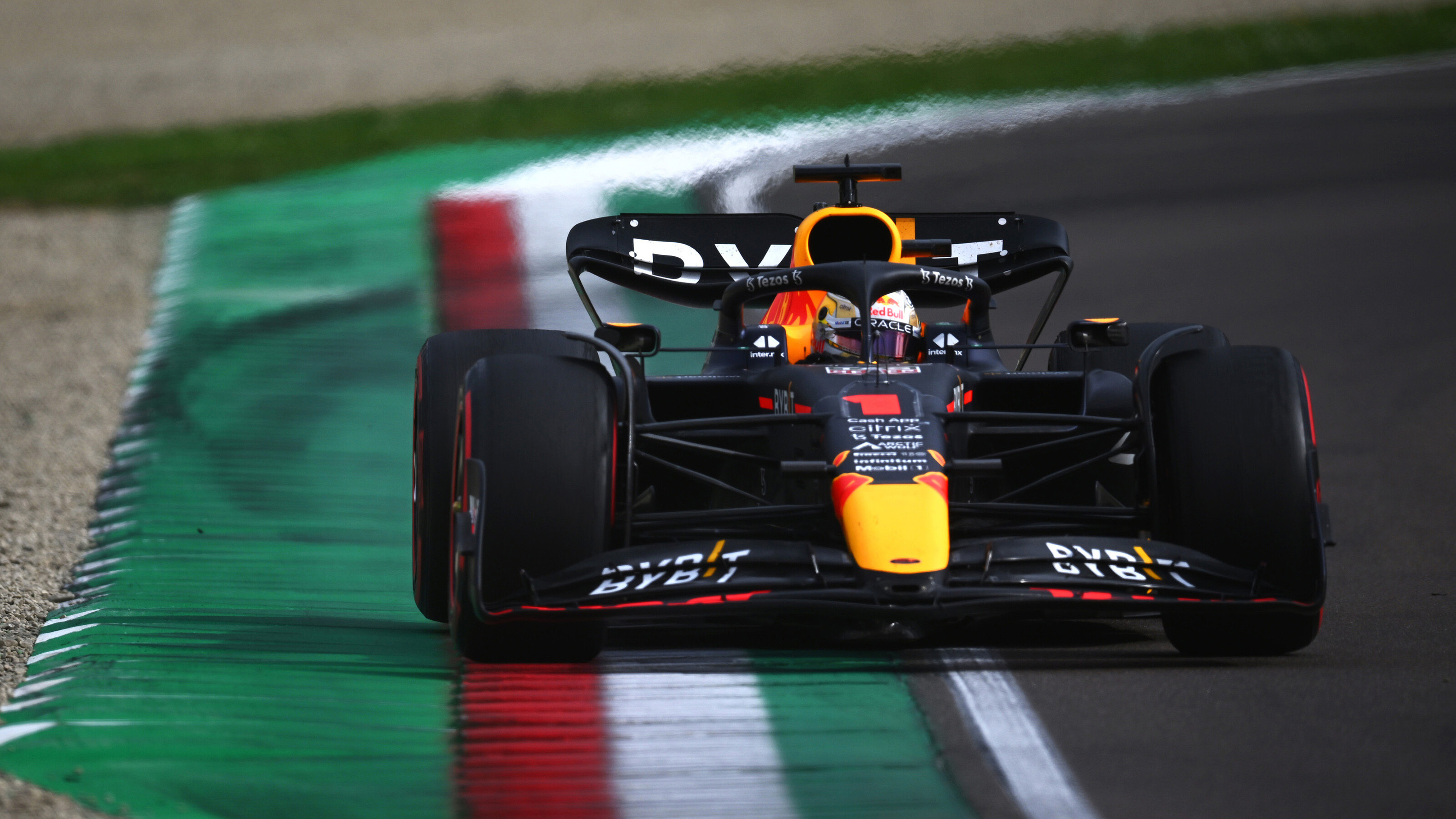 Image Aan het begin van het F1-seizoen van 2022 zagen we de introductie van een reeks nieuwe regels die hebben geresulteerd in een volledig nieuwe look en feel voor de auto's. Voor meer informatie over de Oracle Red Bull Racing RB18, klik hier om de lancering te bekijken.