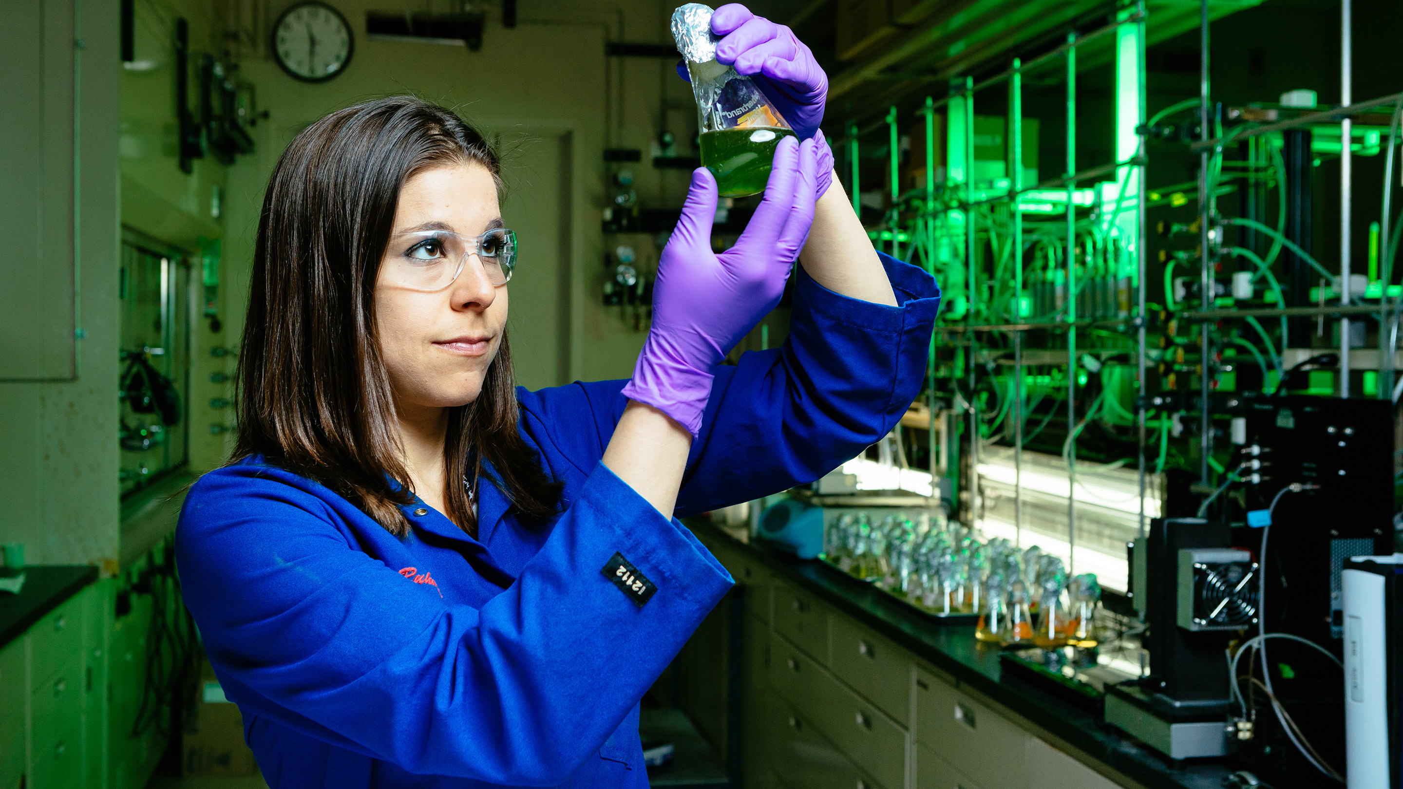 Image Photo — Algen-onderzoekstechnicus van ExxonMobil, Megan Ruhmel, werkt samen met Synthetic Genomics, Inc. (SGI) om de perfecte stam van vette, geschikte algen te ontwikkelen, die kan worden omgezet in voor motoren geschikte biobrandstof. Haar onderzoek kan nog tientallen jaren duren.