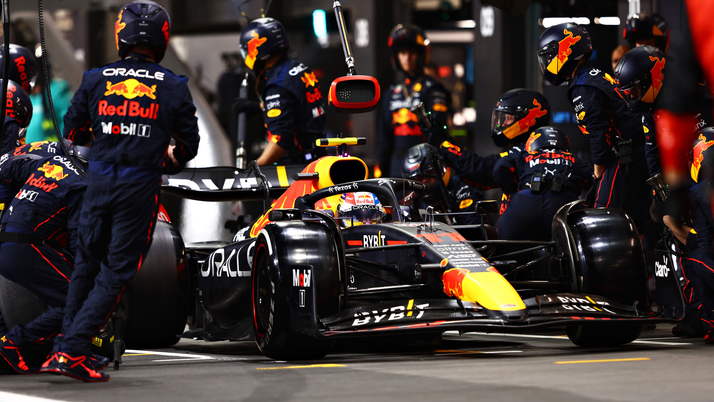 Image Aan het begin van het F1-seizoen van 2022 weerd een reeks nieuwe regels geïntroduceerd die hebben geresulteerd in een volledig nieuwe look en feel voor de auto's. Voor meer informatie over de Oracle Red Bull Racing RB18, klik hier om de lancering te bekijken.