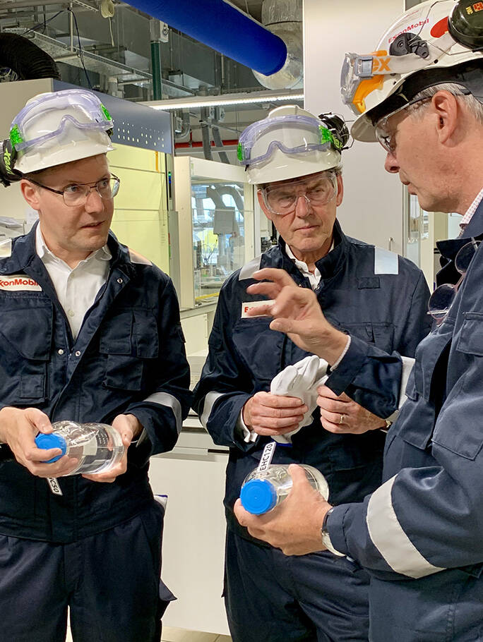 Image Foto  In het lab krijgen de wethouders uitleg over de hoogwaardige basisolin voor smeermiddelen, die met de nieuwe hydrocracker geproduceerd worden.