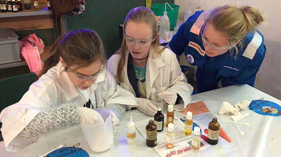 For years, ExxonMobil has participated inJeugdstad Vlaardingen, a Christmas holiday activities programme for children living in Vlaardingen. ExxonMobil volunteers carry out chemistry experiments together with the children. The experiments come from theC3 Foundation, which ExxonMobil sponsors to promote chemistry to young people.