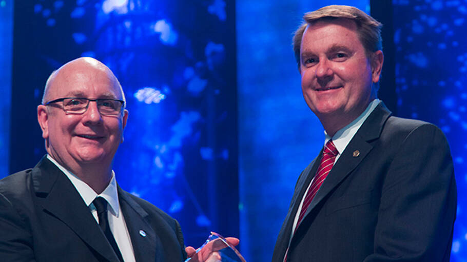 Image Photo Richard Owen dExxonMobil Australie ( droite) reoit le Prix dexcellence de la scurit 2014 des mains du vice prsident de lAPPEA, Warren Ford, lors de la Confrence de lAPPEA  Perth en Australie.