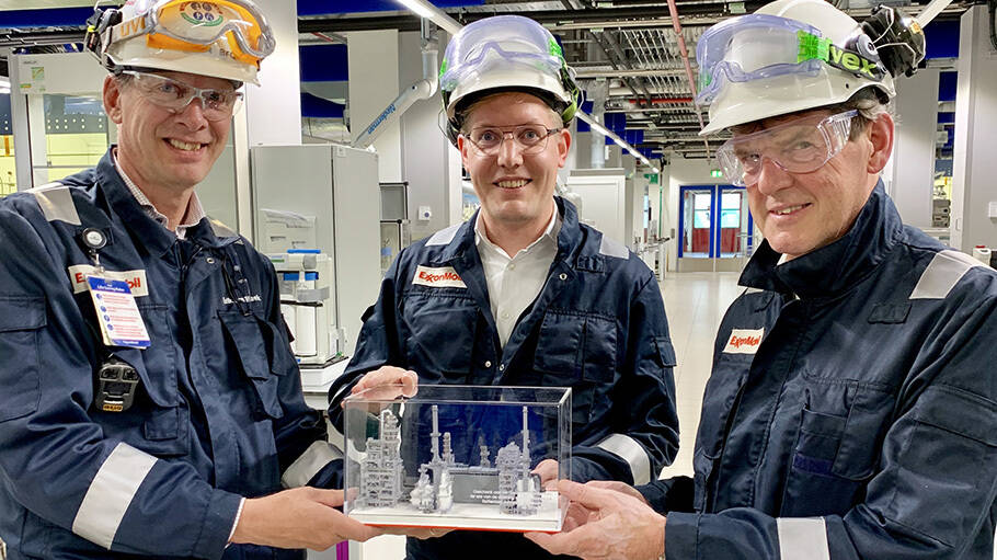 ExxonMobil overhandigt schaalmodel nieuwe fabriek aan Gemeente Rotterdam